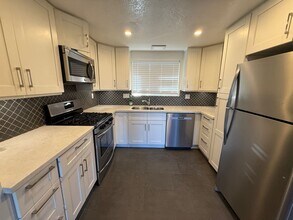Building Photo - 526 S Tulip St