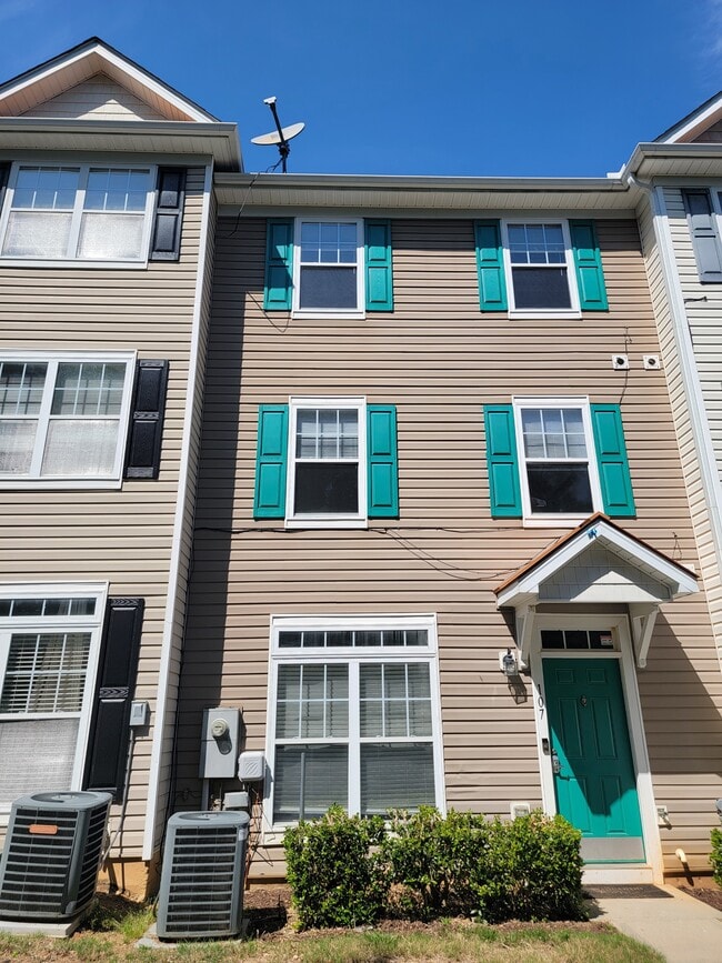 Building Photo - 2220 Valley Edge Dr