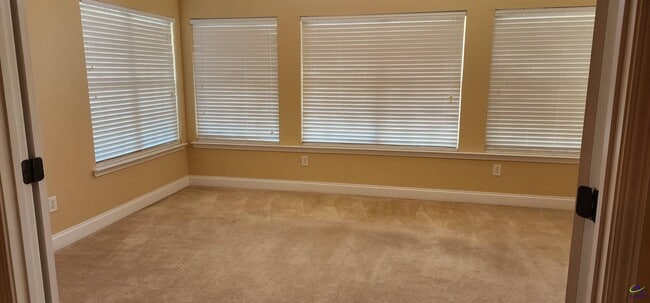 Building Photo - 402 Nandina Ct