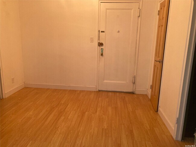 Foto del edificio - 90 Schenck Ave