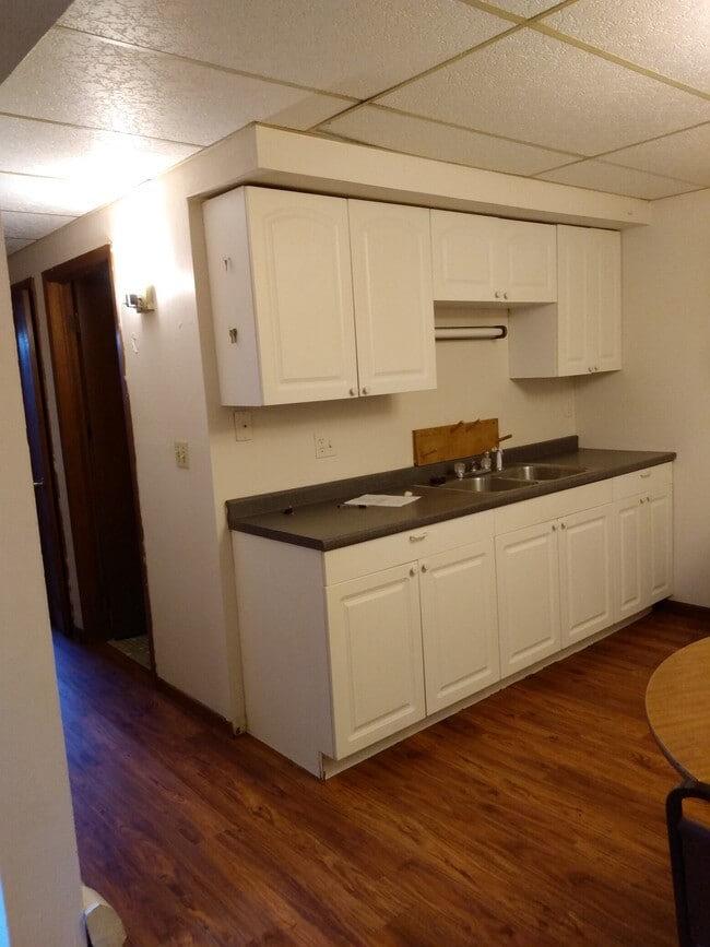 Building Photo - 105 E Oak St