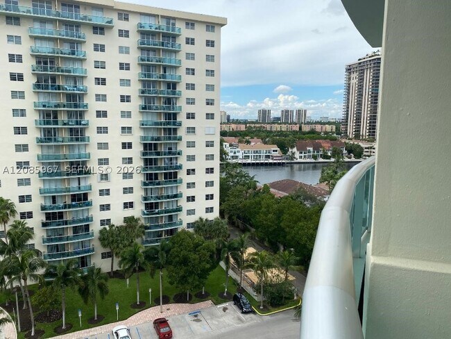 Foto del edificio - 19380 Collins Ave