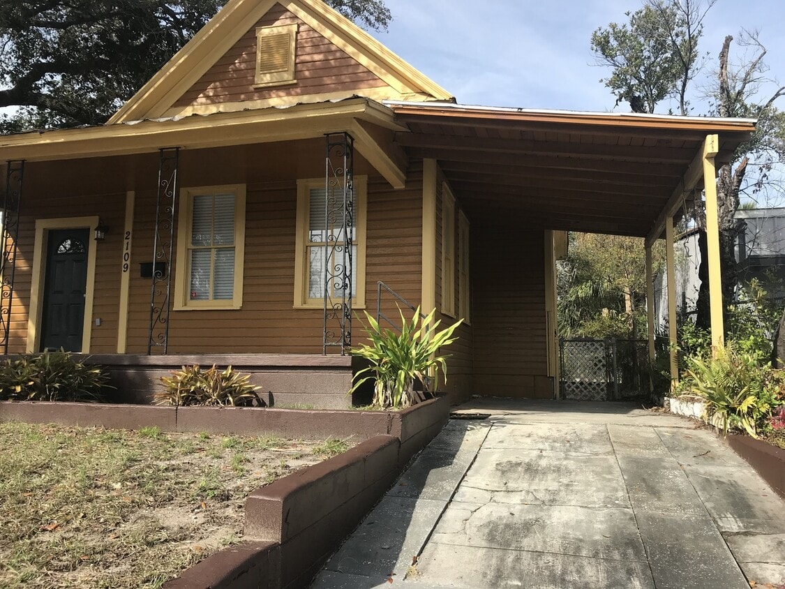 Primary Photo - Vintage North Hyde Park Bungalow