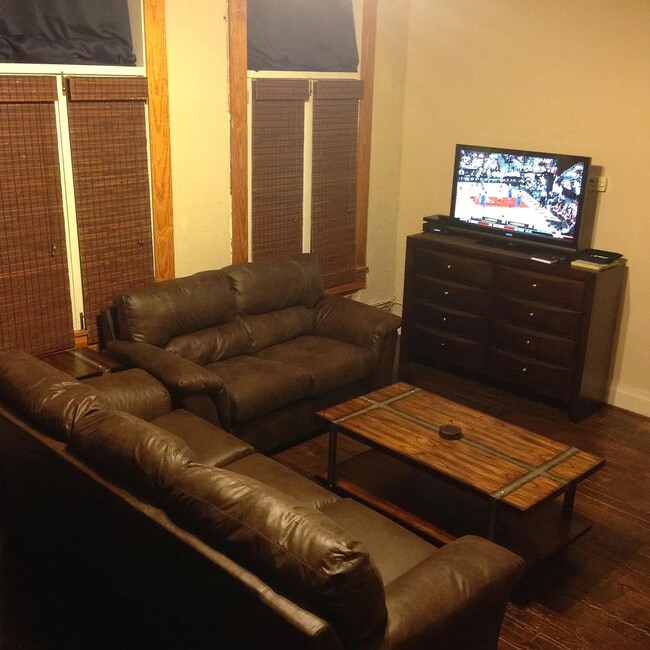 Foto del edificio - Room in Condo on E San Antonio St