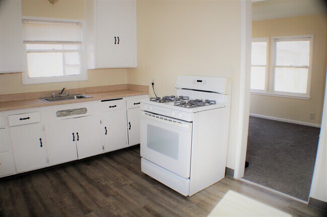 Kitchen - 2327 Chester Ln