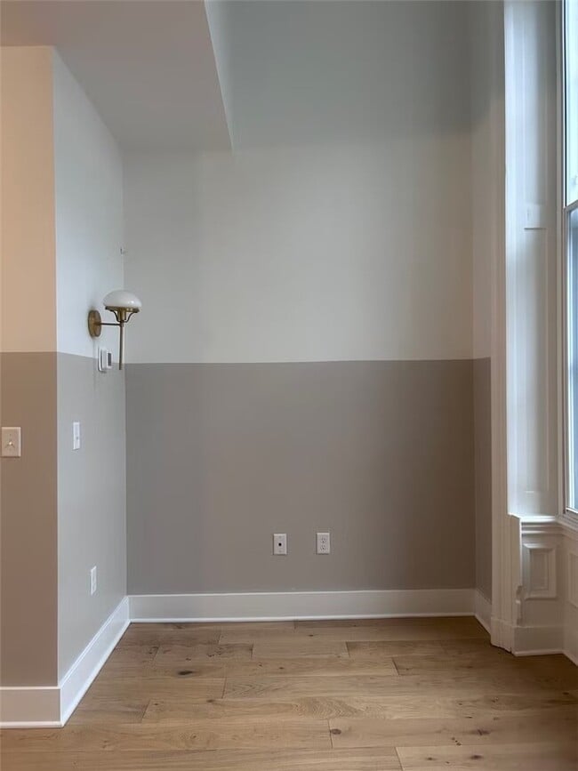 Building Photo - 30 W Broad St