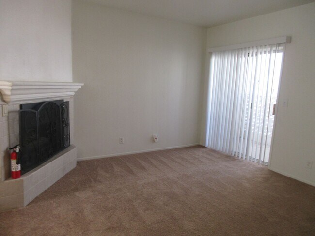 Building Photo - Wonderful townhouse on Glenoaks!