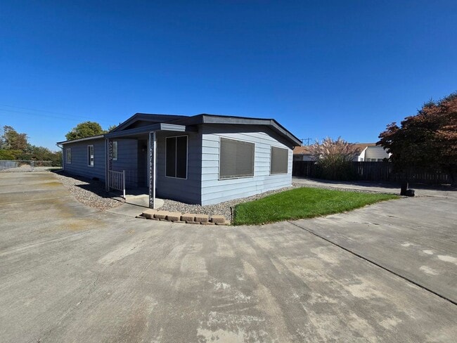 Foto del edificio - 2 Bed/2 Bath ON .30 ACRES - BRING THE TOYS!