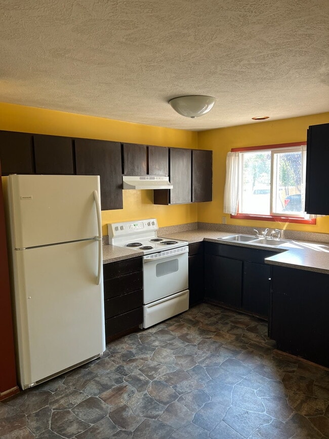Building Photo - 927 S Black Ave