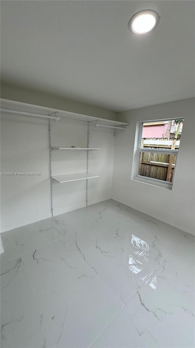 Foto del edificio - 2481 NW 97th St