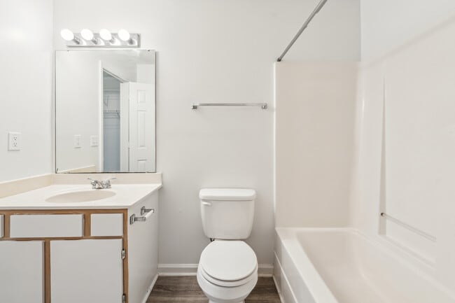 1BR, 1BA - 600SF - Bathroom - Arlington Apartments