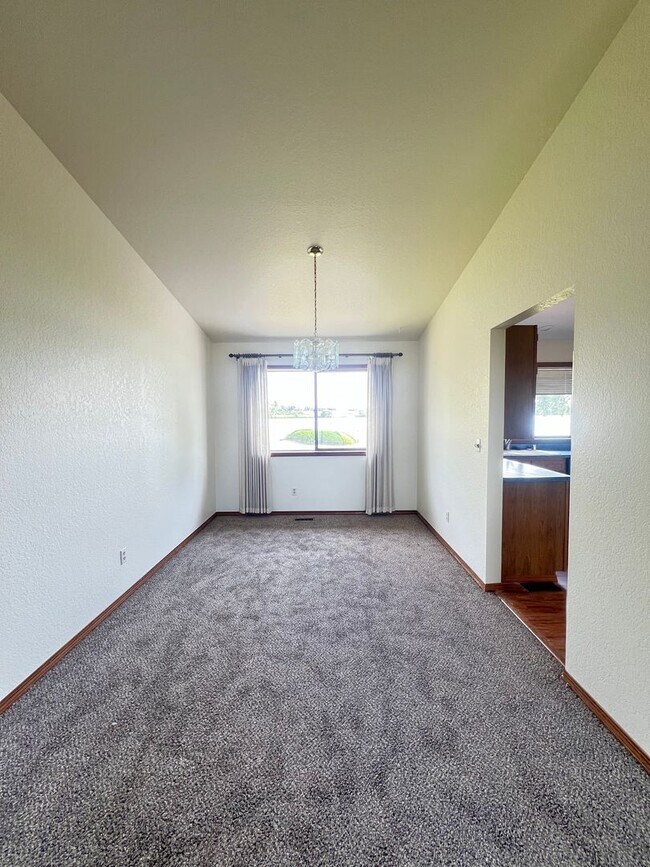 Building Photo - Beautiful 4 Bedroom Home on the Lake