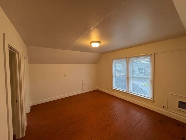 Building Photo - 2 Bedroom in Triplex Near Downtown and Campus