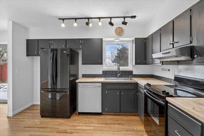 South Boulder Gem: 3 Bed, 2 Bath with Stunning Flatiron Views & Hardwood Flooring throughout! - South Boulder Gem: 3 Bed, 2 Bath with Stunning Flatiron Views & Hardwood Flooring throughout! House