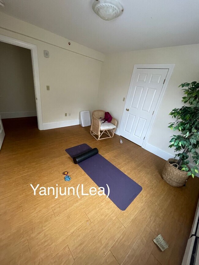 Building Photo - SEPT sweet 1bed split/2bed with an office....