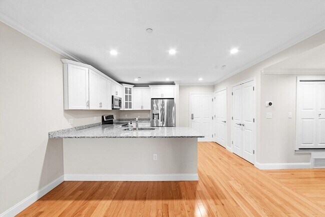 Foto del edificio - Top-Floor 2BR Condo with Balcony, Garage Parking & Amenities in Lexington