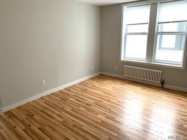 Foto del edificio - 215 E Broadway