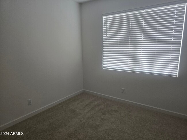 Foto del edificio - 24050 W Flores Dr