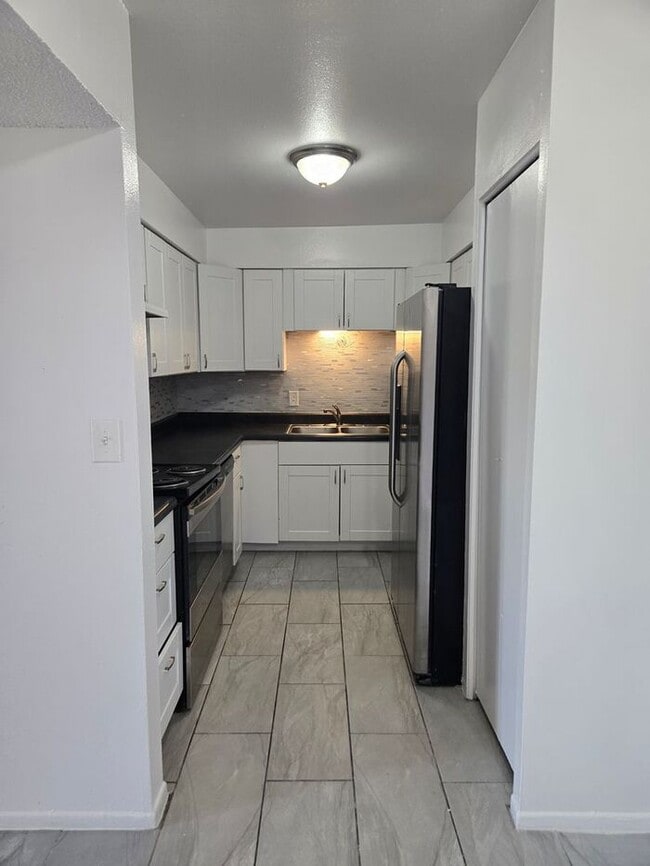 Foto del edificio - Spacious 3 bed, 2 bath upstairs, condo in ...