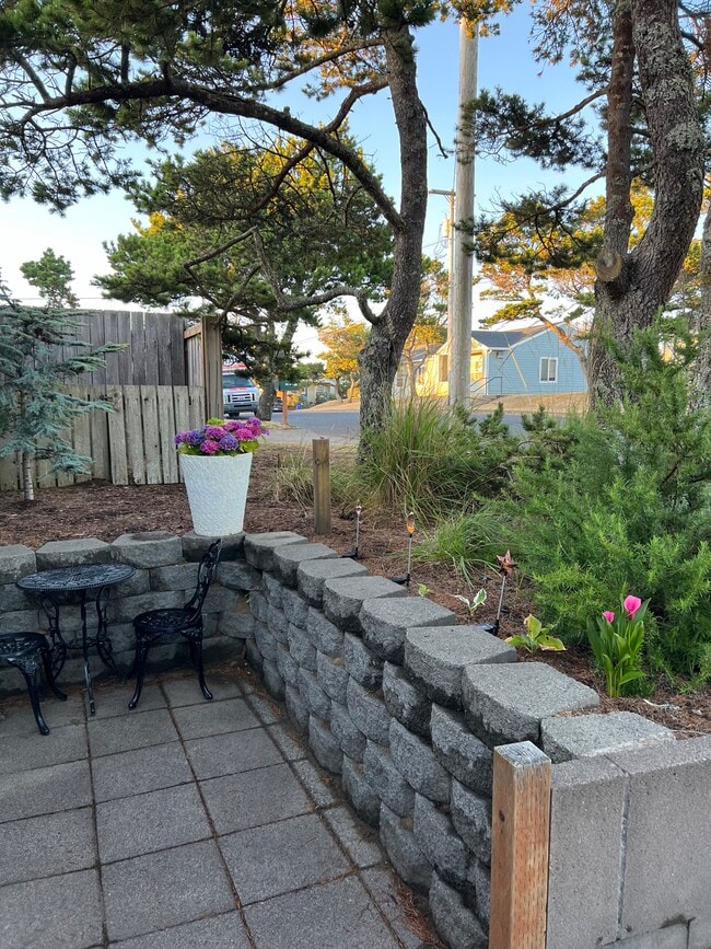 Building Photo - 1007 NW Lake St