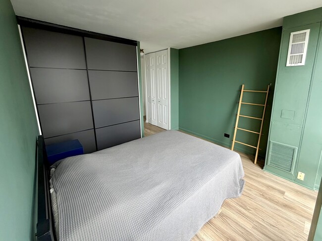 Building Photo - 1660 N La Salle Dr