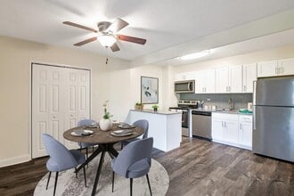 Building Photo - Colonials Apartment Homes