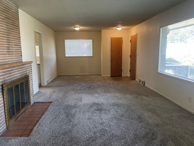 Building Photo - Now renting 3 bedroom House