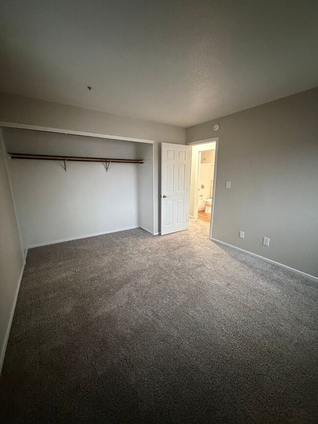 Building Photo - 213 28th Ave W