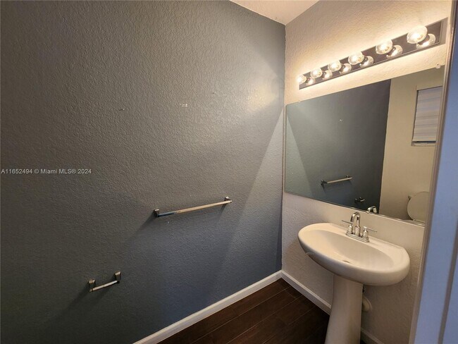 Foto del edificio - 1421 SE 24th Terrace