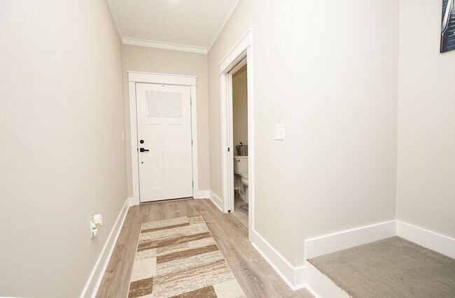 Foto del edificio - Newer Townhome Conveniently Located Near E...