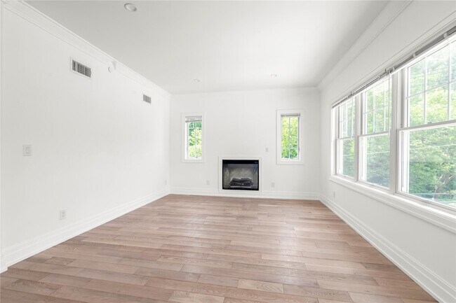 Foto del edificio - 22 Sagamore Hill Dr