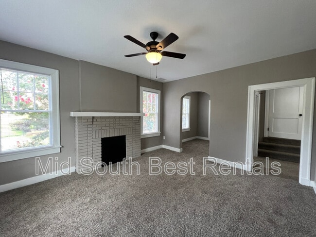 Building Photo - 2586 Larose Ave