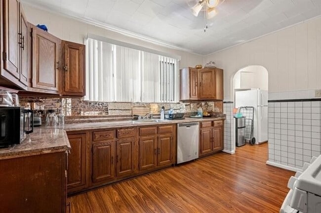 Building Photo - 152 Glen St