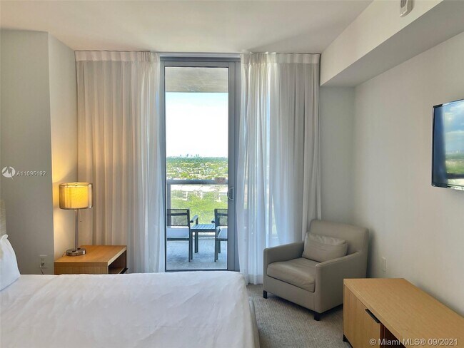 Building Photo - 2602 E Hallandale Beach Blvd