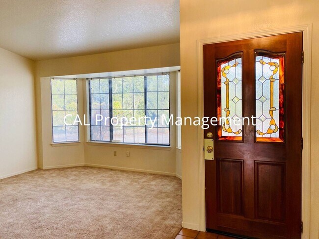 Foto del edificio - Rare 4 bedroom 2 bath rental in Pine Meadow Estates King City!