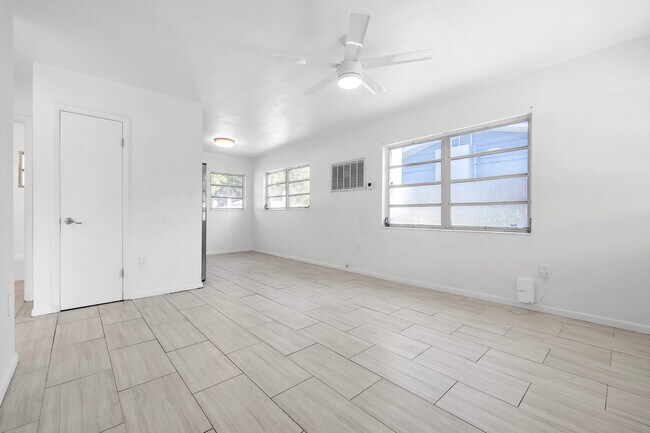 Building Photo - 313 N Arcadia Ave