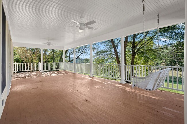 Building Photo - Spacious Updated Ranch