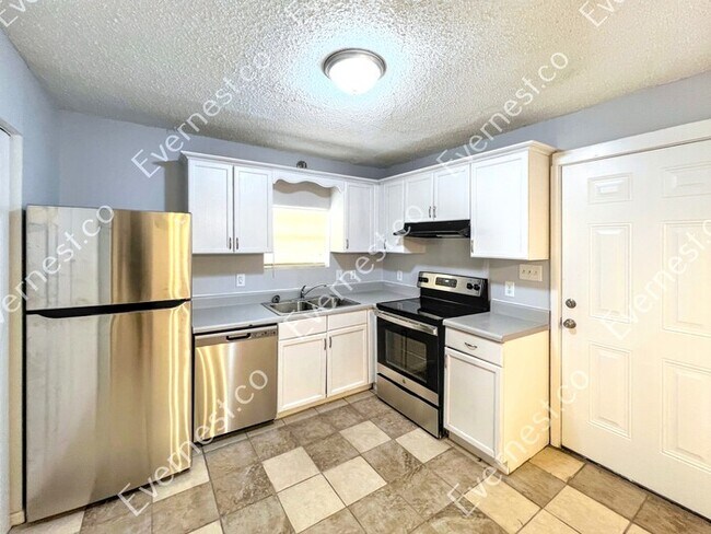 Foto del edificio - 8134 Douglas Ave