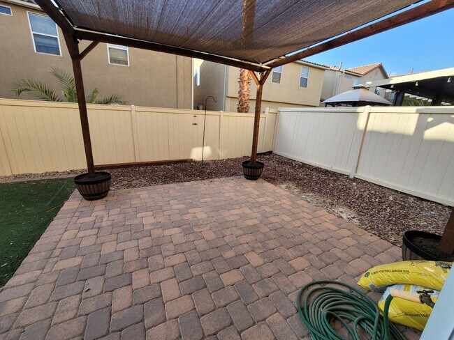 Foto del edificio - 2 story, 2 car garage, patio, All applianc...