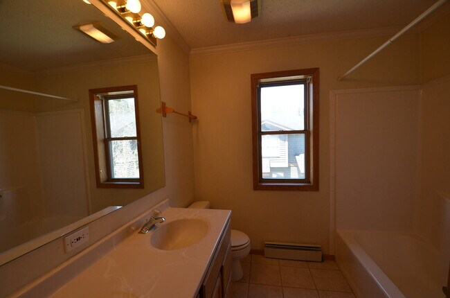 Foto del edificio - On Bus Route! 2bed/2.5 Bath, Sunny Town House! Fresh paint!