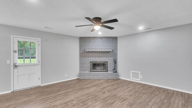 Foto del edificio - Beautifully Redone 3 Bedroom House! Available for Immediate Move in!