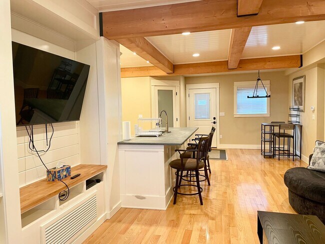 Foto del edificio - Beautifully updated, furnished home with wrap around porch and Columbia River Views!