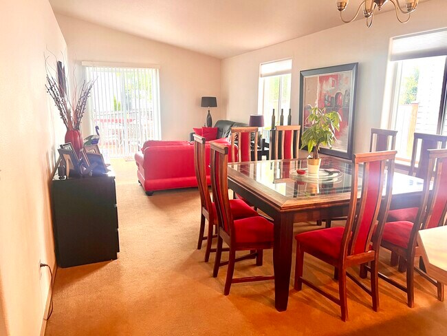 Disfrute de una vivienda luminosa de una sola planta que se integra a la perfección con una preciosa terraza exterior. - 4215 147th St SW