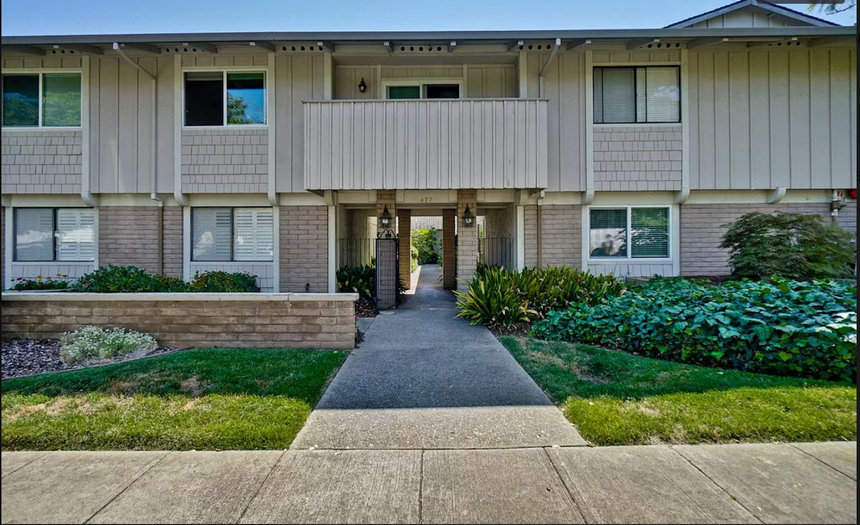 Primary Photo - Upstairs 2 Bed 2 Bath Condo Minutes from D...