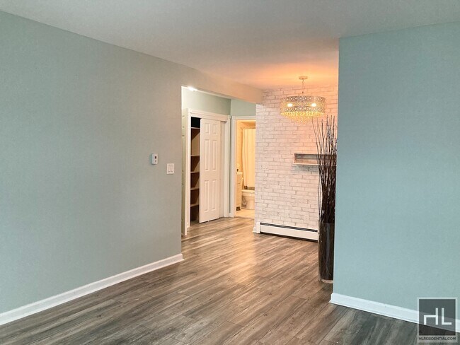 Foto del edificio - LARGE 1 bed with parking in Prime SI!