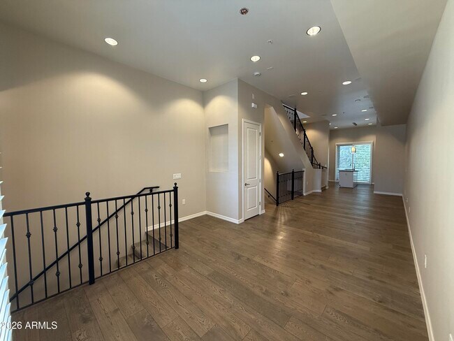 Foto del edificio - 421 W 6th St