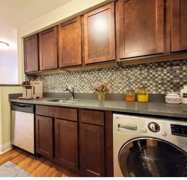 Building Photo - 555 W Arlington Pl