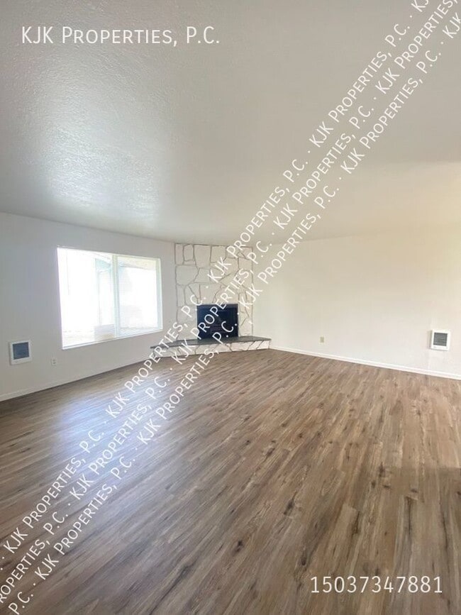 Building Photo - Newly Renovated 2-bedroom 2-bathroom Ranch...