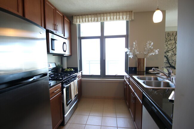 Building Photo - 685 W Kinzie St
