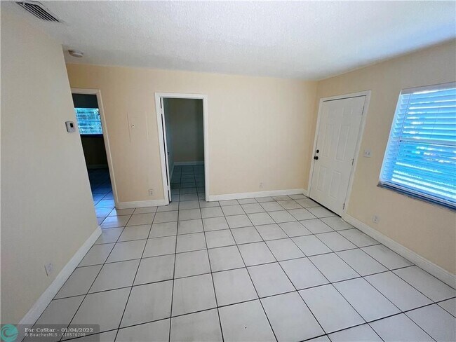 Foto del edificio - 2453 NW 8th Pl